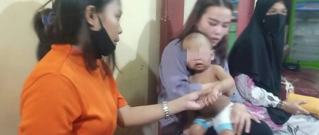 Ibu korban bersama balitanya saat melapor ke Polsek Panakkukang, Makassar.
