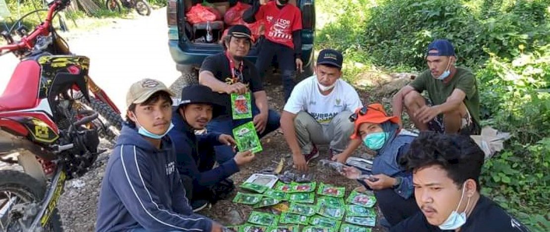 Echa Panrita Lopi (bertopi oranye), membangkitkan semangat para pengungsi korban gempa Sulbar dengan menanam sayuran.