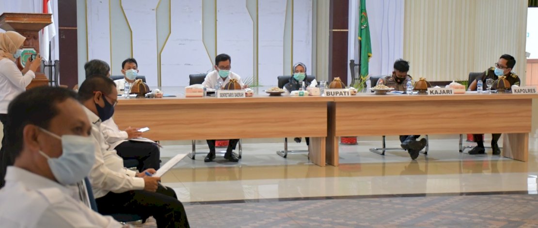 Bupati Luwu Utara, Indah Putri Indriani saat memimpin rapat Pilkades serentak.