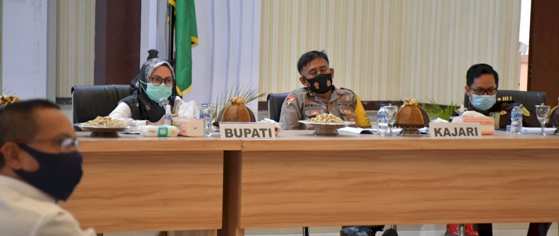 Bupati Luwu Utara, Indah Putri Indriani saat memimpin rapat Pilkades serentak.