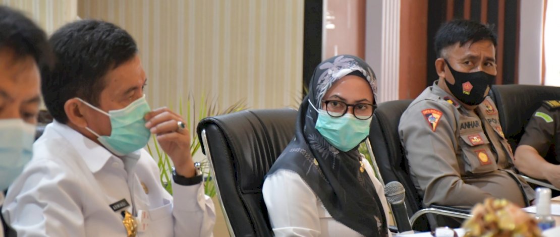 Bupati Luwu Utara, Indah Putri Indriani saat memimpin rapat Pilkades serentak.