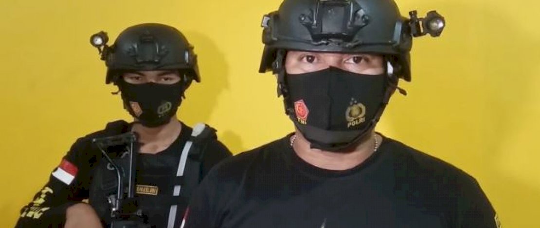 BH saat diamankan. Foto lainnya, Danru 1 Tim Thunder Polda Sulsel, Aipda Syamsul Rijal. (Foto: Noer)