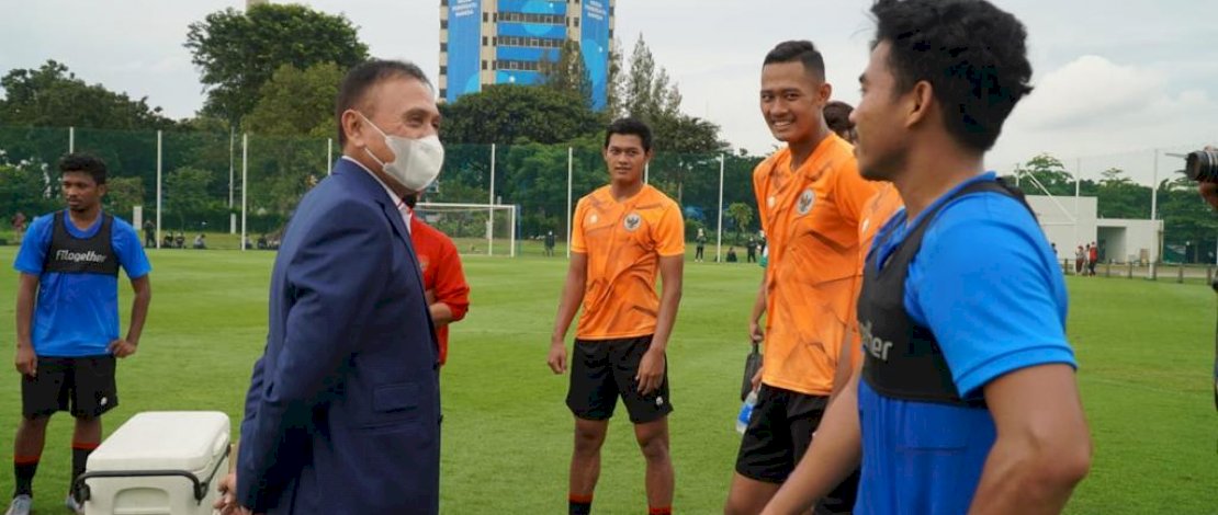 Ketum PSSI Motivasi Pemain Timnas Indonesia di Sela-sela Latihan Ketum PSSI Motivasi Pemain Timnas Indonesia di Sela-sela Latihan