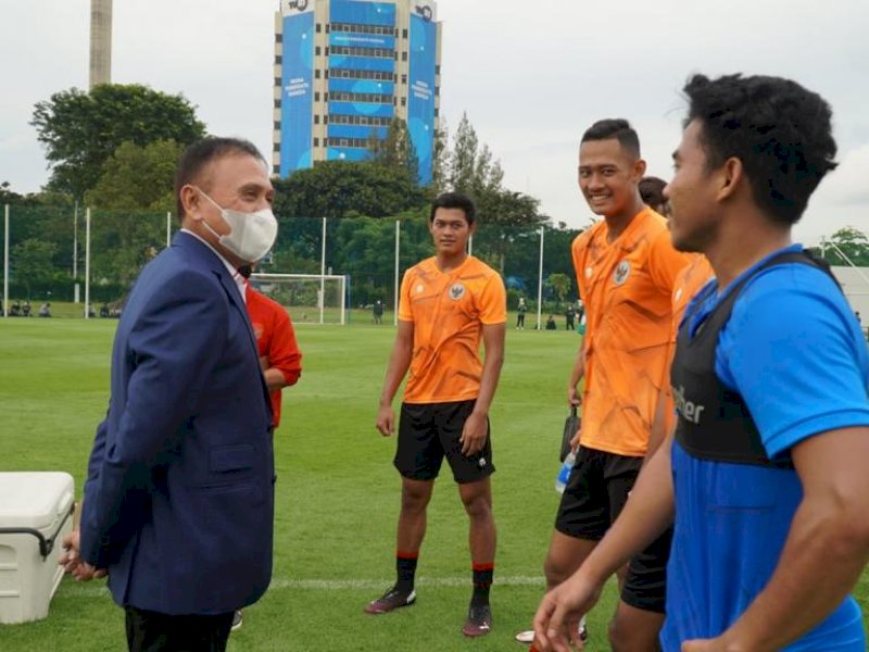 Ketum PSSI Motivasi Pemain Timnas Indonesia di Sela-sela Latihan