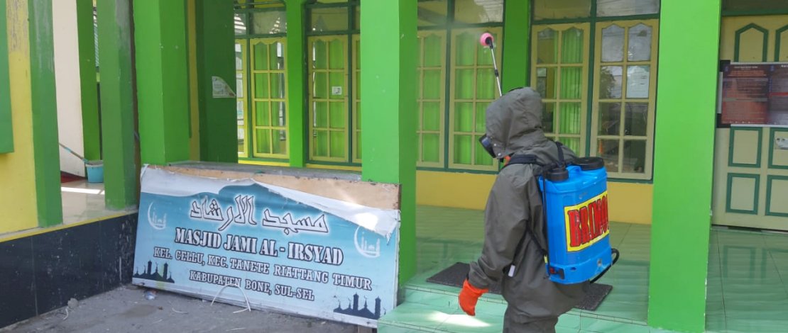 Penyebaran Covid Masih Tinggi, Brimob Yon C Pelopor Sterilkan Mesjid di Kabupaten Bone Penyebaran Covid Masih Tinggi, Brimob Yon C Pelopor Sterilkan Mesjid di Kabupaten Bone