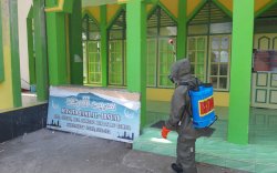 Penyebaran Covid Masih Tinggi,  Brimob Yon C Pelopor Sterilkan  Mesjid di Kabupaten Bone