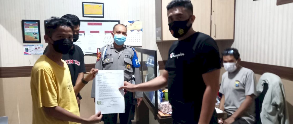 Permintaan maaf M, pengendara motor yang menabrak personel polisi saat Operasi Aman Nusa II. Permintaan maaf M, pengendara motor yang menabrak personel polisi saat Operasi Aman Nusa II.