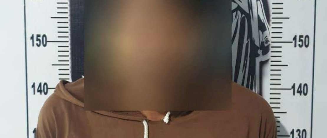 Pelaku saat dibekuk dan barang bukti tali nilon biru.