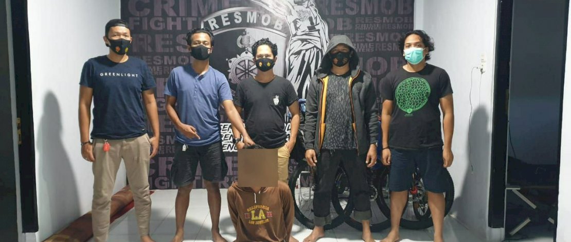 Pelaku saat dibekuk dan barang bukti tali nilon biru.