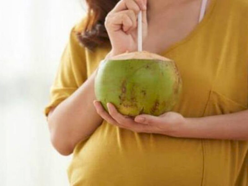 Benarkah Minum Air Kelapa Saat Hamil Bikin Bayi Putih?