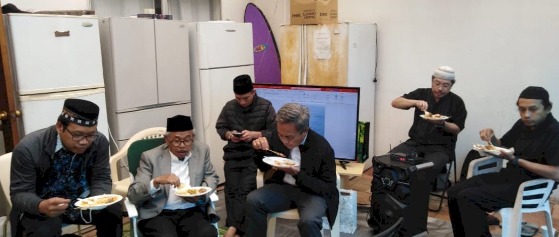 Jamuan makan usai pengajian di Wollongong, Australia. (Foto: Haidir Fitra Siagian)