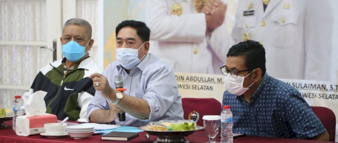 PERSIAPAN PON. Ketua Tim Satgas PON Sulsel, Abdul Hayat, memimpin rapat dalam rangka persiapan PON, di rumah jabatannya, di Jalan Sultan Hasanudin, Sabtu, 13 Februari 2021.