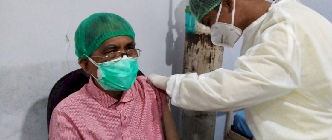 Penerima pertama vaksin Covid-19 untuk lansia, di Luwu Utara dr. H. Awaluddin Husain, Sp.PD