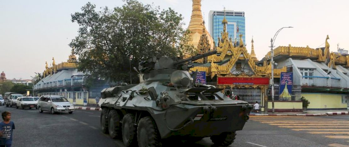 Sebuah kendaraan lapis baja melintas di jalan selama protes melawan kudeta militer, di Yangon, Myanmar, pada 14 Februari 2021. (Reuters)