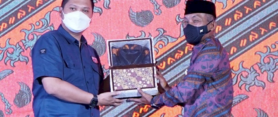 Arham Basmin (kiri) saat menerima cenderamata Batik Sawerigading dari Andi Mudzakkar.