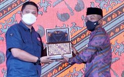 Andi Cakka Beri Batik Sawerigading kepada Ketua KNPI Susel