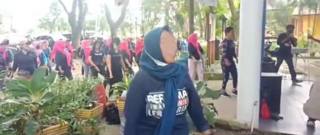 Suasana senam zumba di Pinrang. Foto lainnya, Ketua Penegak Hukum Satgas Covid, Muhadir saat diwawancarai.
