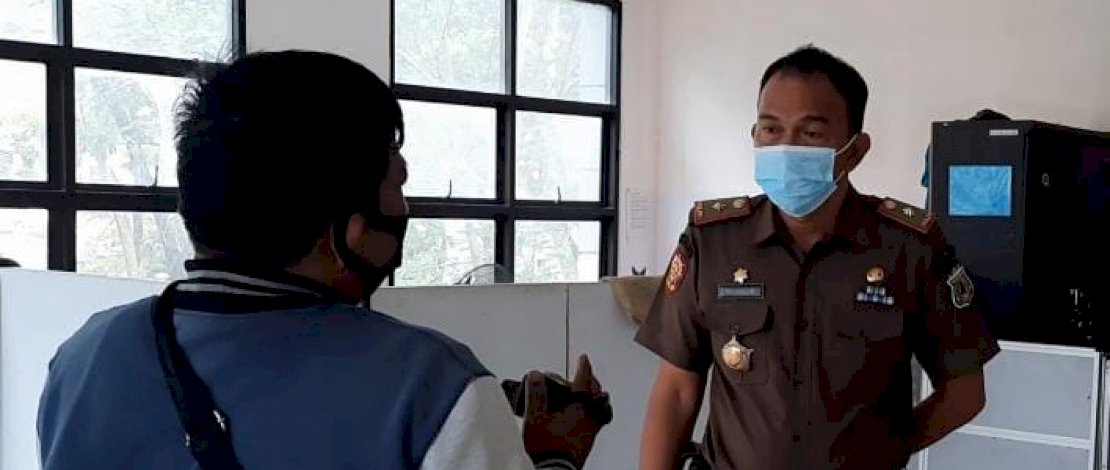 Suasana senam zumba di Pinrang. Foto lainnya, Ketua Penegak Hukum Satgas Covid, Muhadir saat diwawancarai.