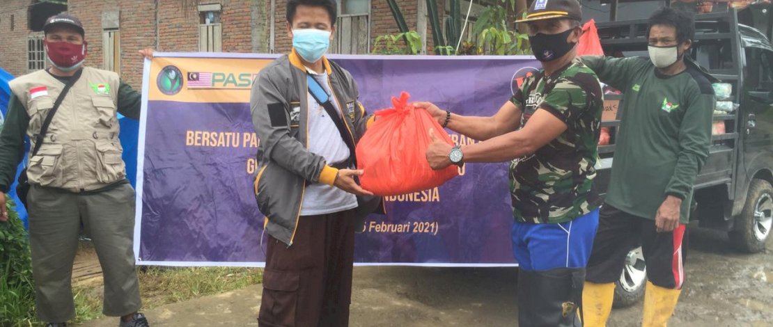 Irfan Abdul Gani dari Ije Squad, menyalurkan bantuan dari Partai Islam se-Malaysia kepada korban bencana gempa Sulbar.