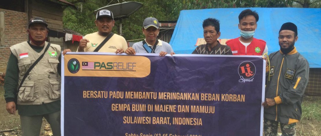 Irfan Abdul Gani dari Ije Squad, menyalurkan bantuan dari Partai Islam se-Malaysia kepada korban bencana gempa Sulbar.