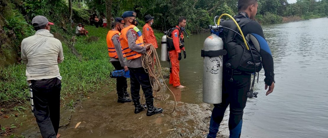 Seorang Remaja Tenggelam di Sungai Libureng, Tim SAR Batalyon C Pelopor Dan Basarnas Bone Terjunkan Penyelam