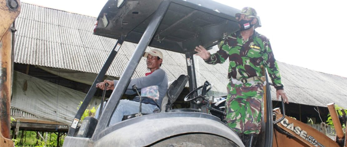 Dandim saat meninjau pembangunan drainase di Lemoe, Lecamatan Bacukiki yang menjadi salah satu lokasi TMMD.