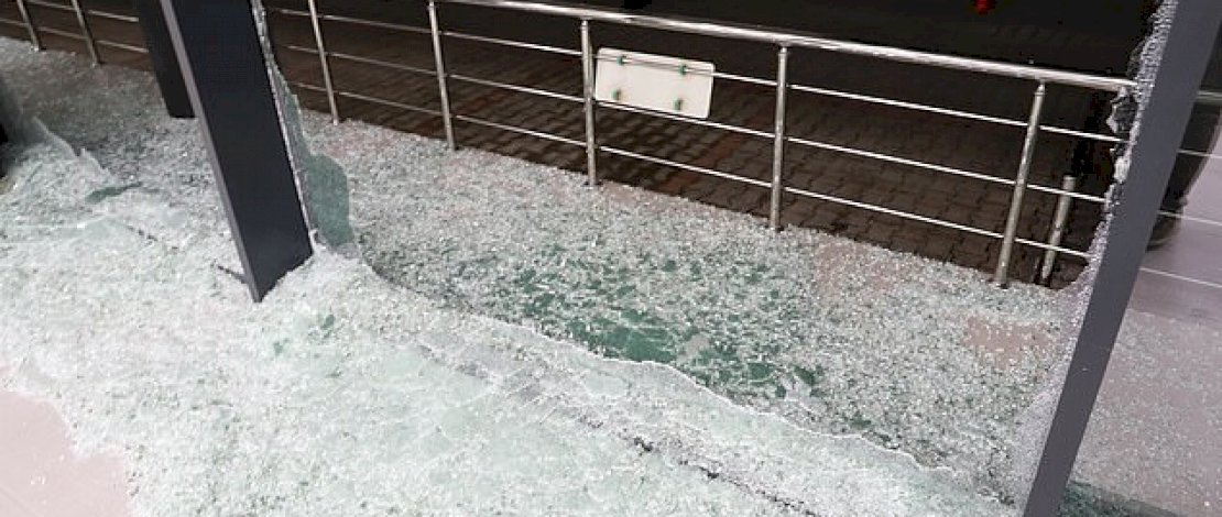 Jendela yang pecah di jalan di Erbil, tempat roket menghantam (Anadolu Agency) 