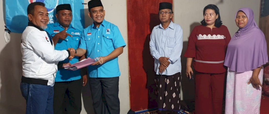 Penyerahan formulir ke warga Sigi yang berminat menjadi anggota Partai Gelora di Sigi, Sulawesi Tengah. 