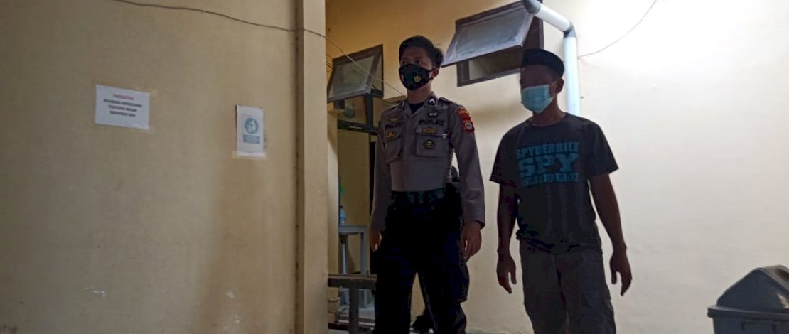 Pelaku AR, saat digiring ke ruang penyidik Unit PPA Polres Pinrang, untuk diperiksa.