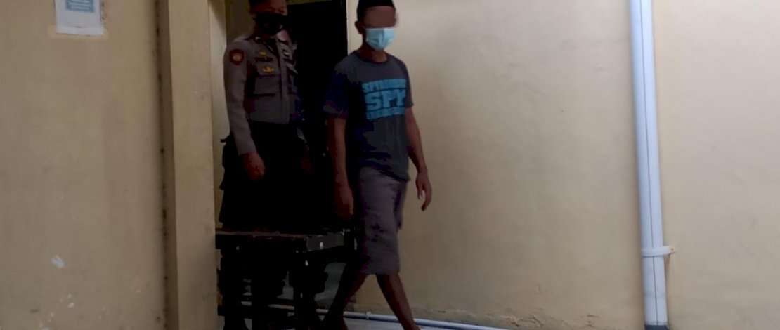 Pelaku AR, saat digiring ke ruang penyidik Unit PPA Polres Pinrang, untuk diperiksa.