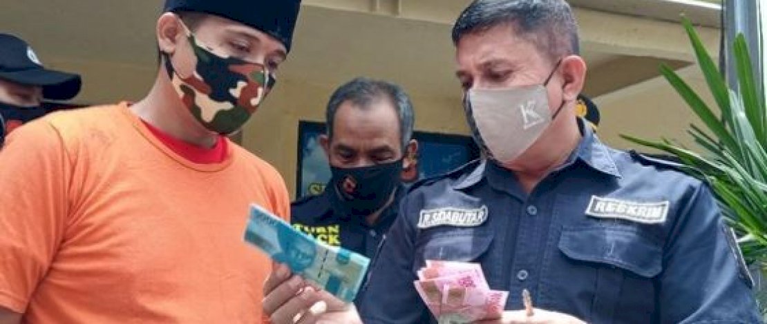 Rohmat saat dihadirkan di Polsek Regol. (Foto: Detik).