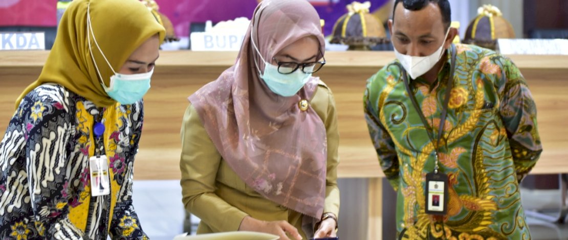 Bupati Lutra, Indah Putri Indriani (kanan) menerima cenderamata dari Kepala KPP Pratama,  Khris Rolanto.