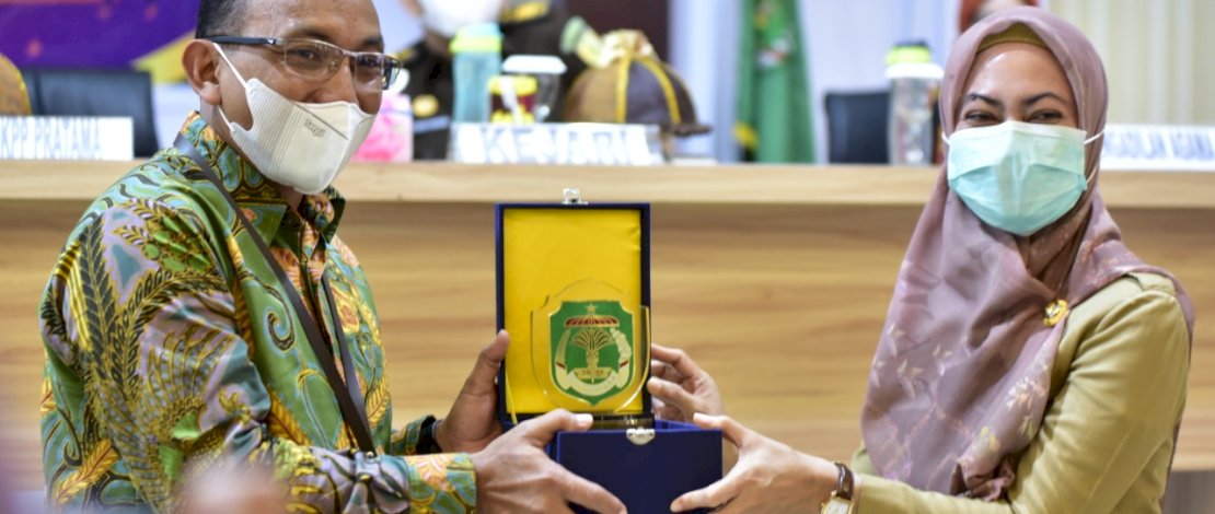 Bupati Lutra, Indah Putri Indriani (kanan) menerima cenderamata dari Kepala KPP Pratama,  Khris Rolanto.