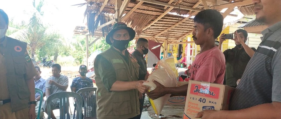 Pj Sekda Luwu, H. Sulaiman, membawa langsung bantuan untuk korban bencana angin puting beliung di Kecamatan Lamasi Timur, Kabupaten Luwu, Selasa, (16/2).