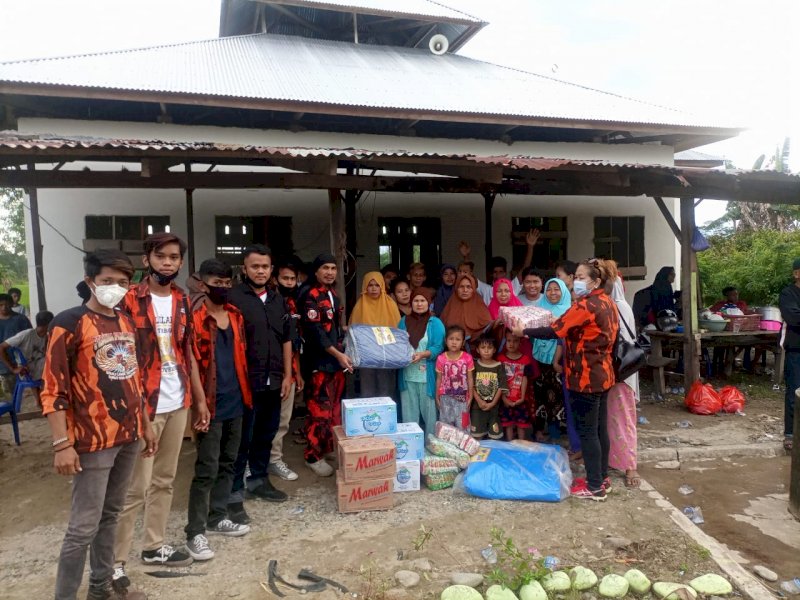 Tim Reaksi Cepat Pemuda Pancasila Lutra Salurkan Bantuan untuk Pengungsi Puting Beliung Walmas