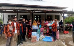 Tim Reaksi Cepat Pemuda Pancasila Lutra Salurkan Bantuan untuk Pengungsi Puting Beliung Walmas