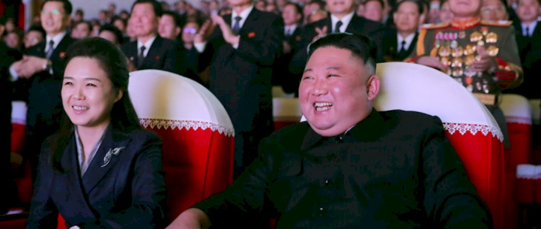 Pemimpin Korea Utara Kim Jong Un dan istrinya Ri Sol Ju menonton pertunjukan di Teater Seni Mansudae di Pyongyang, Korea Utara. KCNA / Reuters