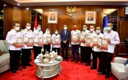 Nurdin Abdullah Serahkan 10 SK PLH Bupati di Sulsel