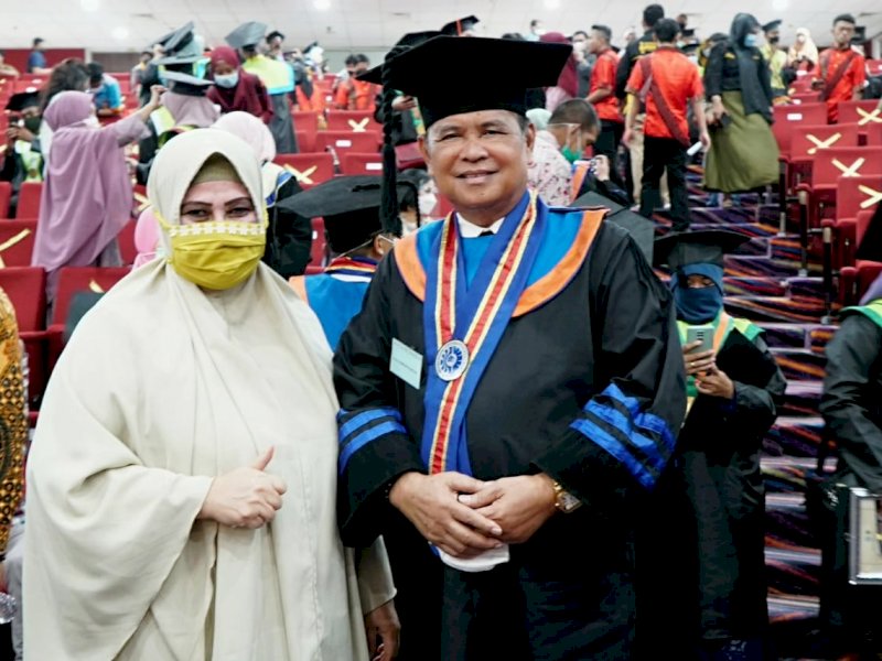 Raih IPK 3,95, Basmin Mattayang Jadi Wisudawan Doktor Terbaik UNM