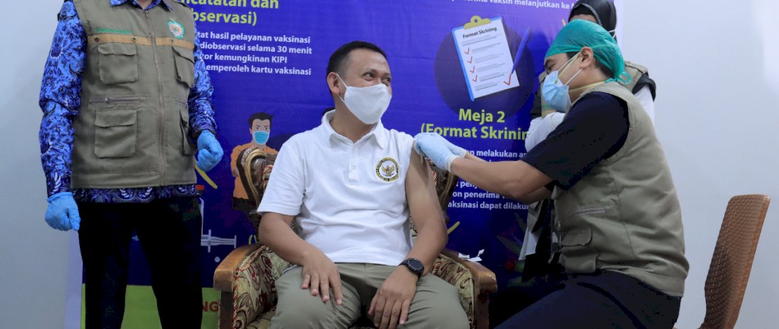 Bupati Takalar H. Syamsari, S.Pt, MM kembali mengikuti vaksinasi Sars Cov-19 tahap kedua di RSUD Padjonga Dg Ngalle, Rabu (17/2/2021).
