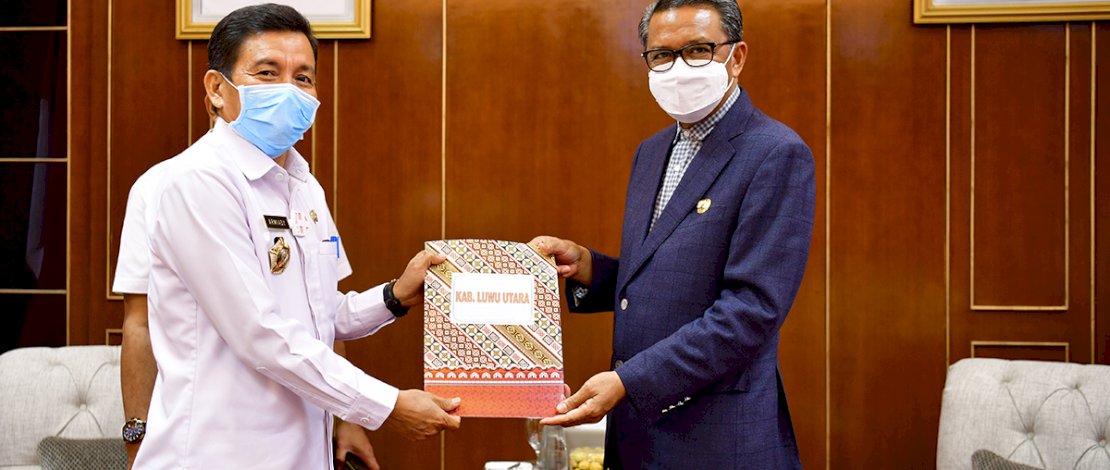 Gubernur Sulawesi Selatan, Nurdin Abdullah menyerahkan SK kepada Armiadi sebagai Pelaksana Harian (Plh) Bupati Luwu Utara.