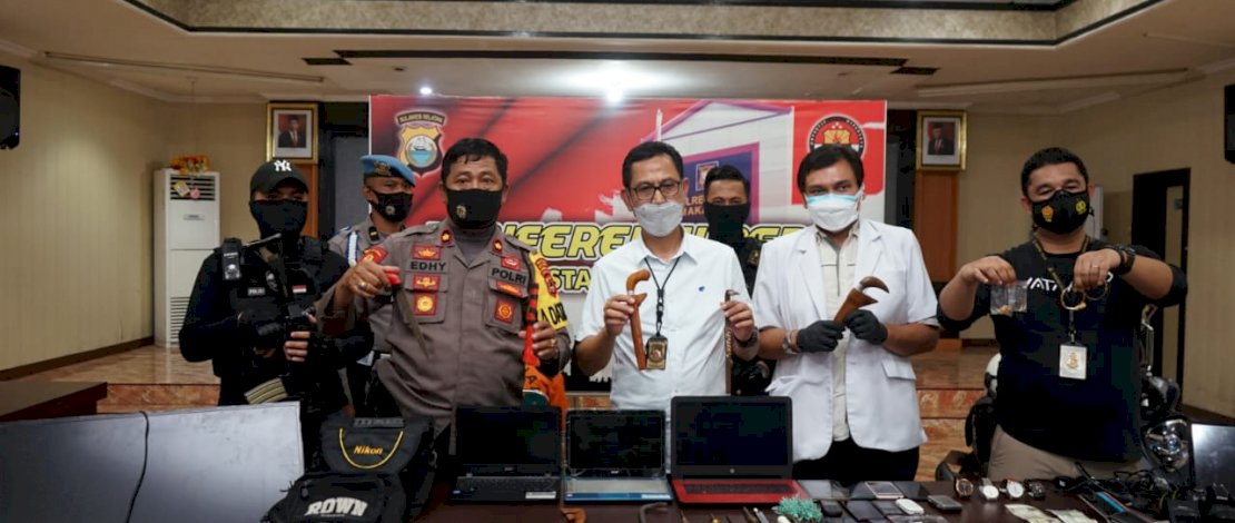 Pelaku dan barang bukti yang disita petugas.