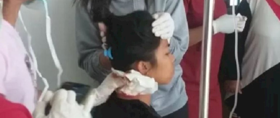 Delijati Pamean dirawat di Puskesmas akibat dibacok KKB Papua.
