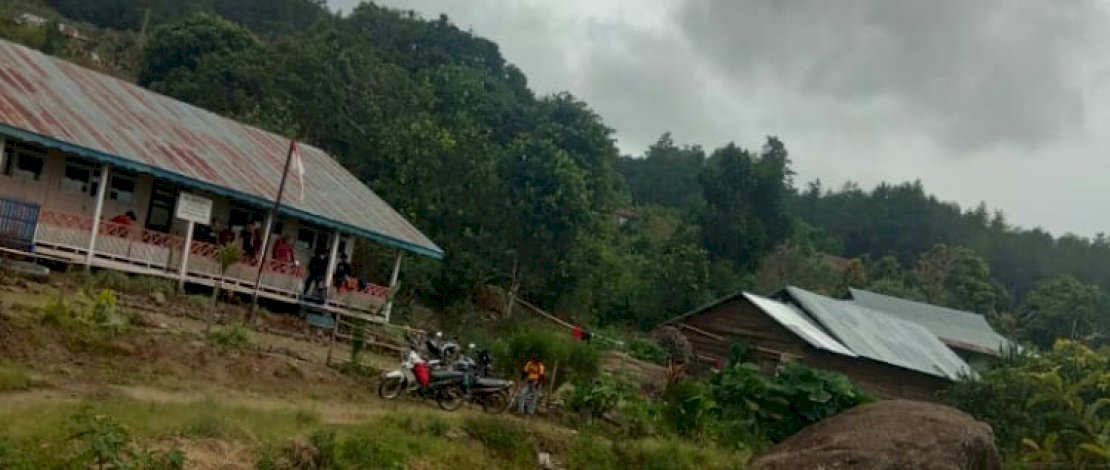 Yuni Gerhani (kiri), bersama putri dan rekannya, bersiap ke Dusun Bahonglangi. Gambar lainnya, suasana di Dusun Bahonglangi.