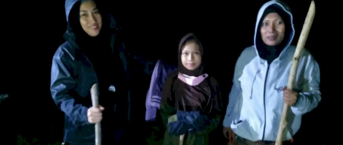 Yuni Gerhani (kiri), bersama putri dan rekannya, bersiap ke Dusun Bahonglangi. Gambar lainnya, suasana di Dusun Bahonglangi.