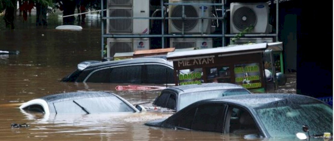 Mobil-mobil di Kemang, Jakarta, hanya terlihat bagian atapnya akibat terendam banjir. (Foto-foto: Detik)
