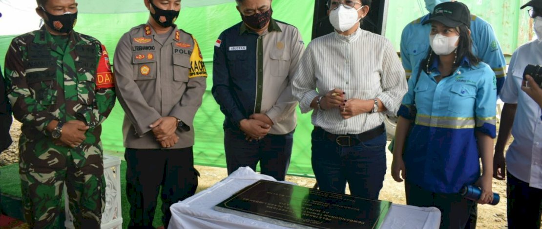 Dandim 1405/Mallusettasi, Letkol Czi Arianto Wibowo (kiri), saat peletakan batu pertama tempat pengelolaan limbah B3 di Barru.