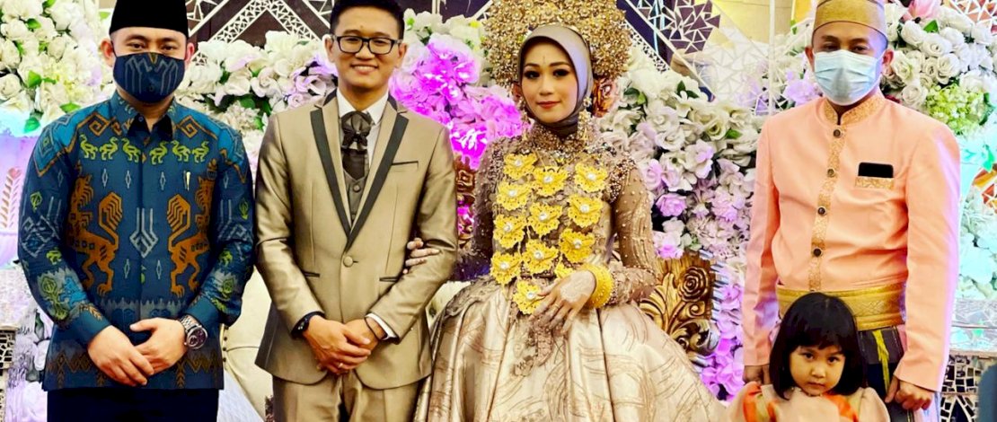 RESEPSI DI TENGAH PANDEMI. Politisi muda sekaligus pemeran utama short movie "Ibu Maafkan Aku", H Hardiman Rewa Januar Saing SE MM, saat menghadiri pesta pernikahan salah satu kerabat dekatnya, Rendy dan Mutia, yang berlangsung di Wisma Kalla, Sabtu, 20 Februari 2021. 