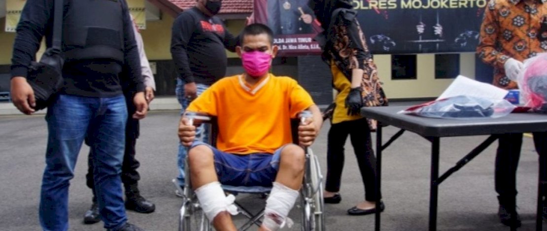 Pelaku pembunuhan terapis pijat, Irwanto duduk di kursi roda.