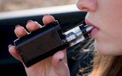 Ngevape Ternyata Bisa Bikin Gigi Kuning